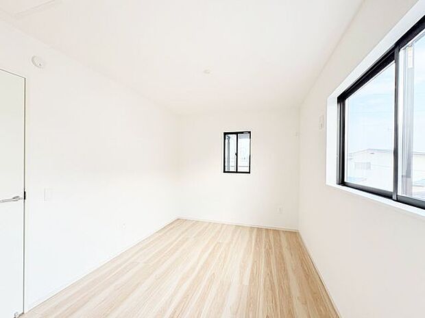 お子様の成長とともに使い方も自由に変えることのできる洋室。各部屋収納付きなので整理整頓にも困りません。