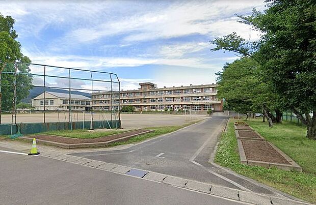 福島市立佐倉小学校 徒歩8分。 590m