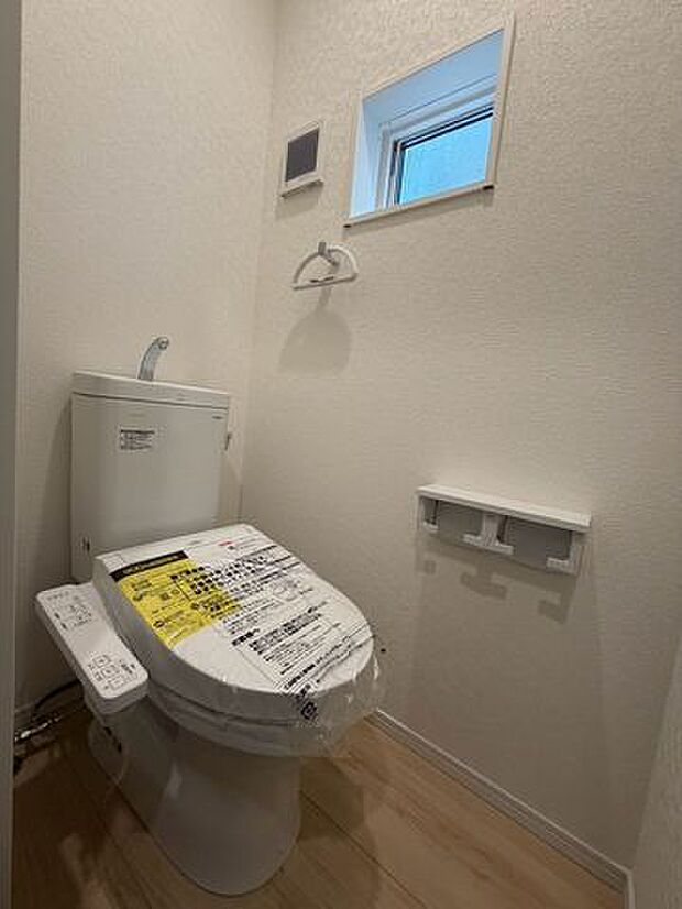 ウォシュレットなど多機能が付いたお手入れしやすい快適なトイレ。