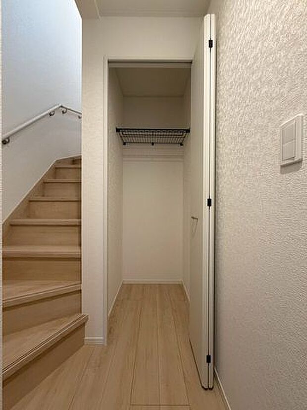 1階廊下収納は掃除用具やティッシュなどの日用品をスッキリ収納できます!