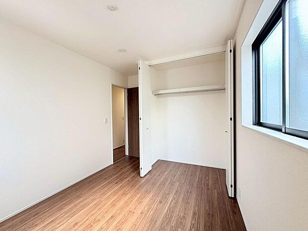 各部屋にクローゼットが付いているので整理整頓も安心。空間を有効に広く使うことができますね。(同仕様)