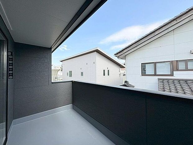 バルコニーは洗濯物や布団が干せる十分な広さです。(同仕様)