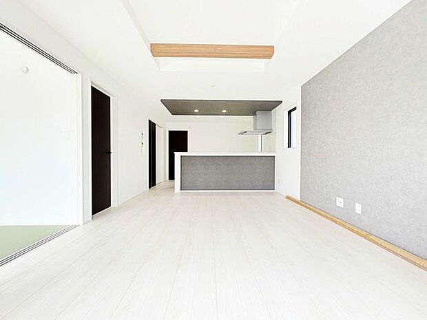 日当たり良く明るいリビングはホッと一息つける居心地の良い空間です。