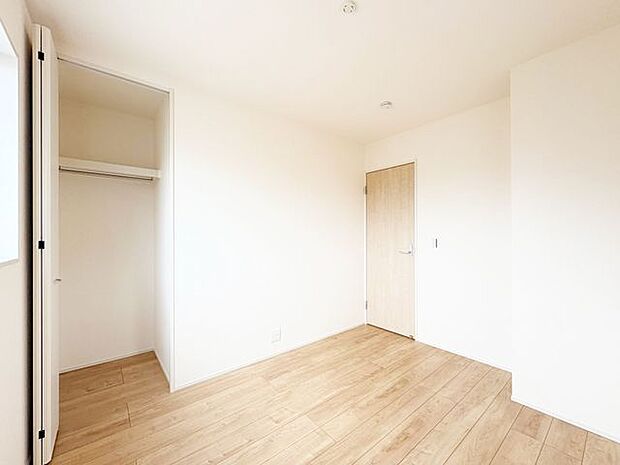 各部屋にクローゼットが付いているので整理整頓も安心。空間を有効に広く使うことができますね。