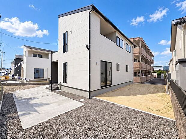 お庭があるのでガーデニングや家庭菜園、休日にお子様と遊んだりバーベキューをしたりなど楽しみが広がります。