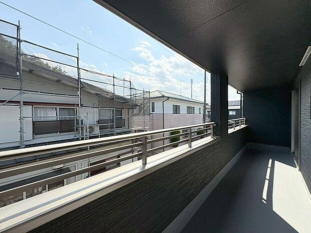 バルコニーは日当たりと風通しが良く洗濯物もよく乾きます。(同仕様)