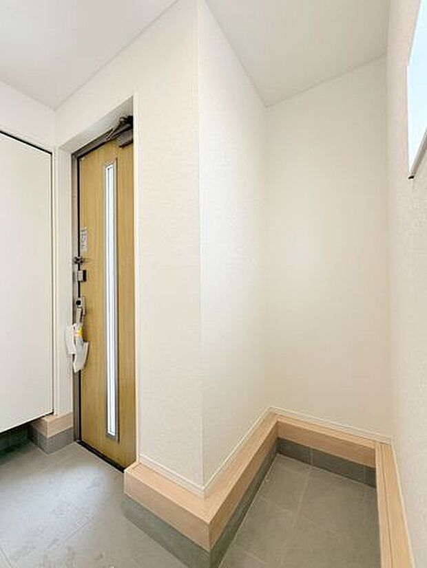 (同仕様)靴やアウトドア用品をすっきり収納できる、便利な玄関横の土間収納