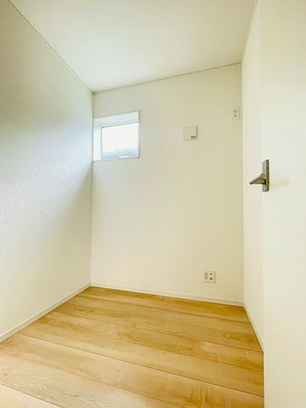 (同仕様)ユーティリティルーム付。収納はもちろん、ちょっとしたお部屋としてもお使いいただけます。
