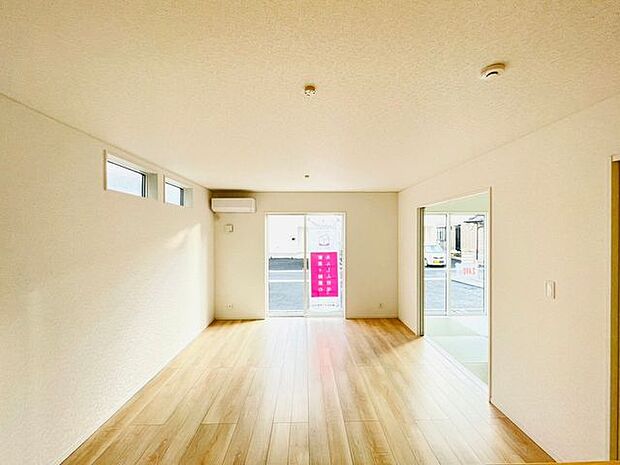 生活動線を考えて作られたリビングは家族の会話が弾む設計です。(同仕様)