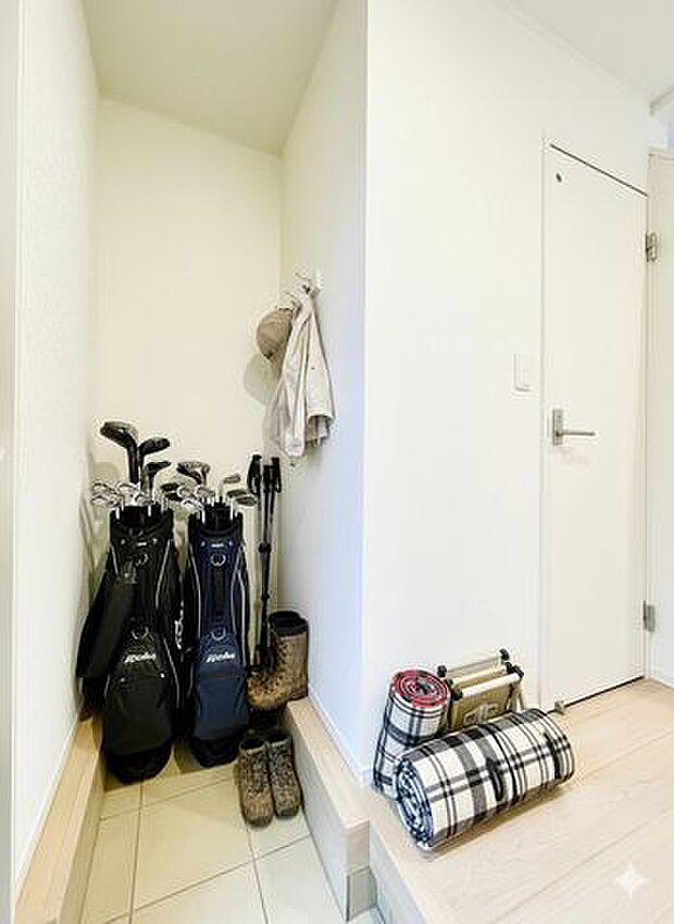 (同仕様)靴やアウトドア用品をすっきり収納できる、便利な玄関横の土間収納