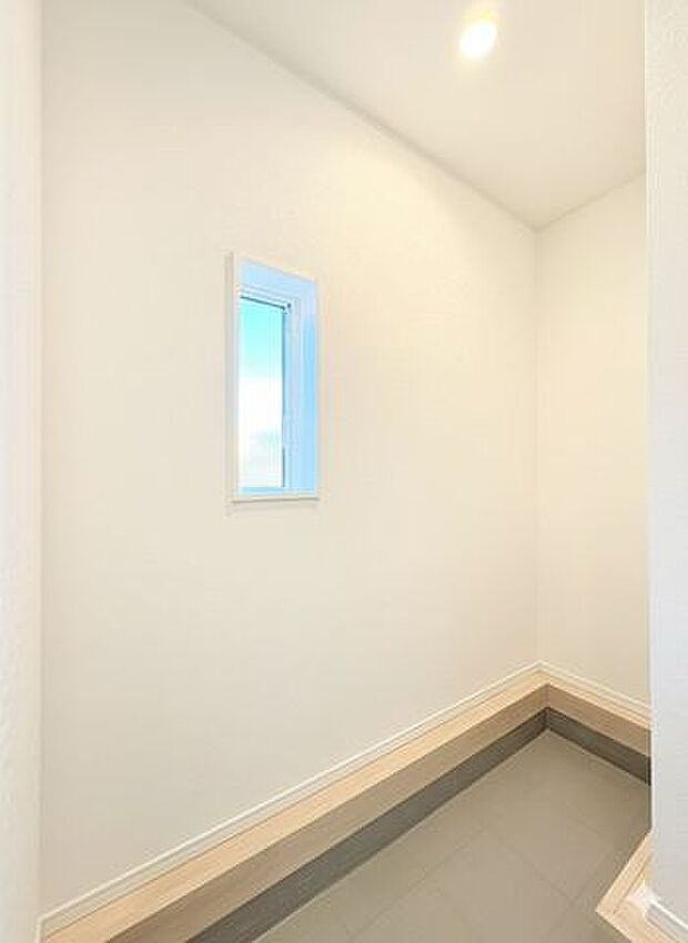 (同仕様)靴やアウトドア用品をすっきり収納できる、便利な玄関横の土間収納