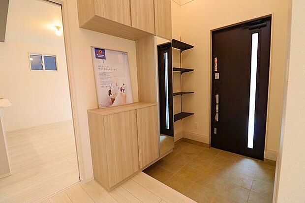 広く利用できるようシューズクローゼットを完備。ご家族みんなの靴をスッキリ収納できます。