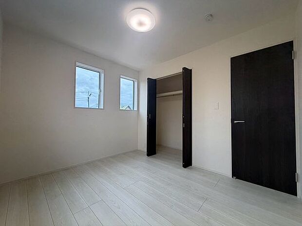 洋室や各部屋に断熱性に優れた「ペアガラス」を使用。福島の寒い冬も暖かく過ごせます。