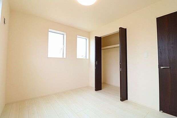 お子様の成長とともに使い方も自由に変えることのできる洋室。各部屋収納付きなので整理整頓にも困りません。