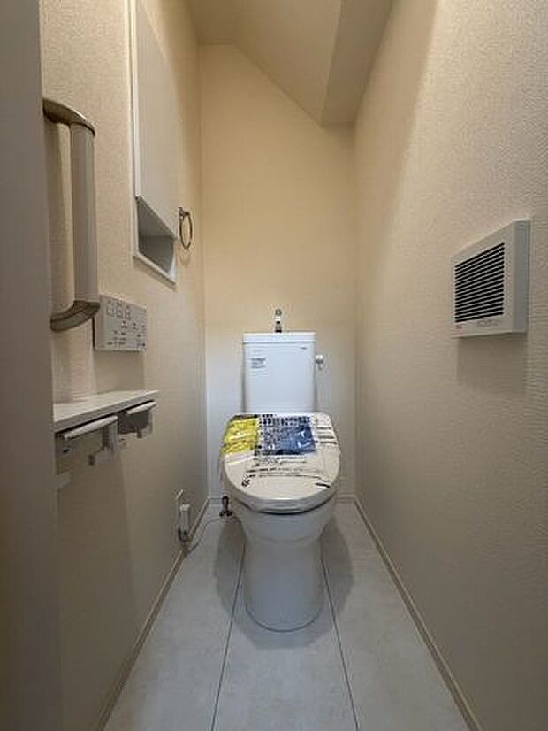 ウォシュレットなど多機能が付いたお手入れしやすい快適なトイレ。※トイレは2階にもございます