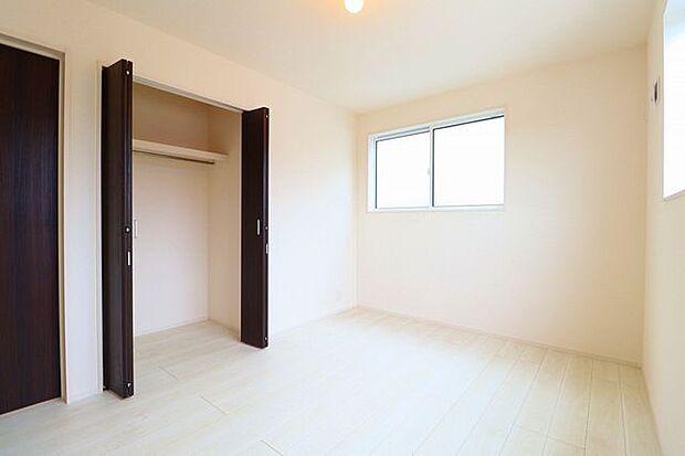 洋室は2階に3部屋ございます。ご夫婦の寝室、子供部屋など様々な用途に合わせてお使いいただけます。