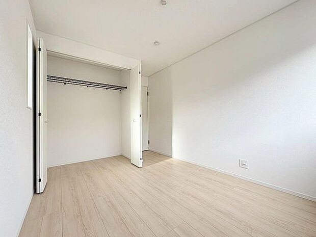 各部屋にクローゼットが付いているので整理整頓も安心。空間を有効に広く使うことができますね。(同仕様)
