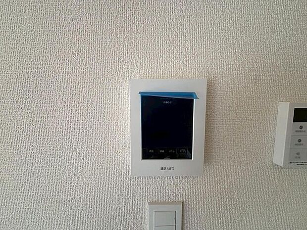 映像と音声で玄関先の様子をチェックできるモニター付インターホン。