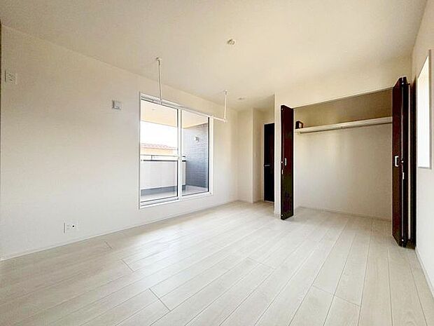 洋室は2階に3部屋ございます。ご夫婦の寝室、子供部屋など様々な用途に合わせてお使いいただけます。(同仕様)