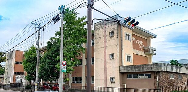 福島市立福島第二中学校 徒歩11分。 820m