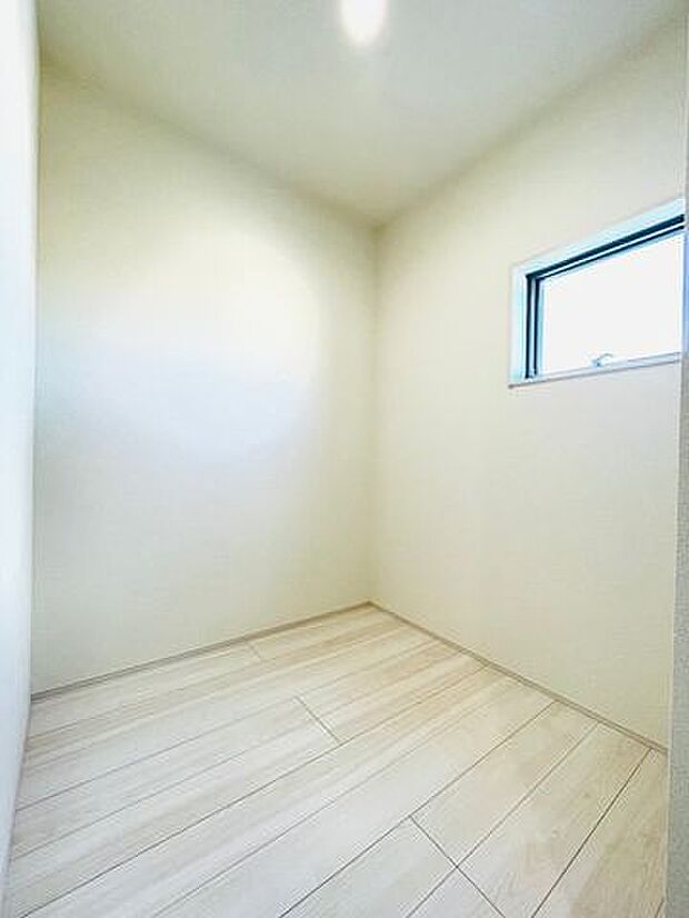 1階ストレージルームは収納はもちろん、ちょっとしたお部屋としてもお使いいただけます。(同仕様)