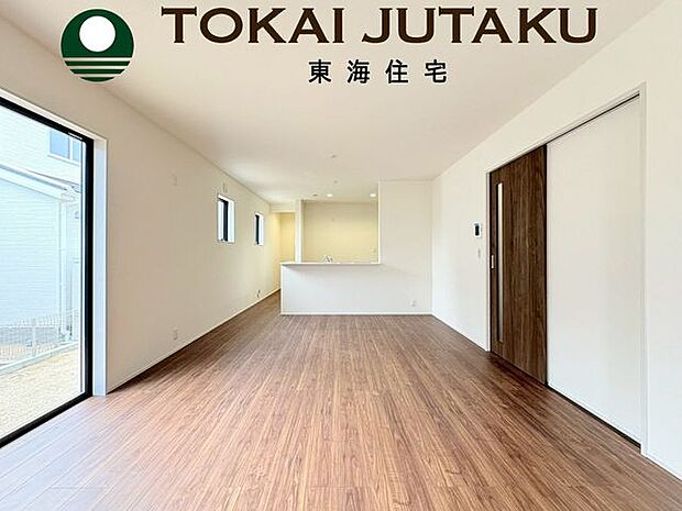 リビングは家族みんなが集まり、普段の何気ない出来事も気軽に話せる明るい空間です。(同仕様)