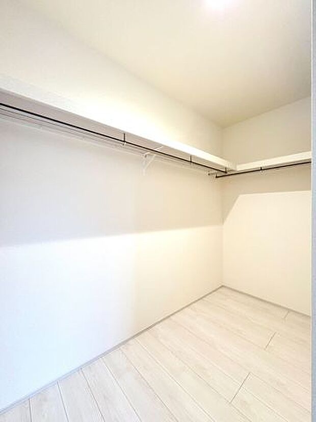 大きいものから小さなものまで収納でき、整理整頓に大活躍のウォークインクローゼットを完備。