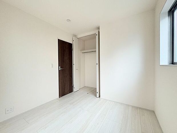 各部屋にクローゼットが付いているので整理整頓も安心。空間を有効に広く使うことができますね。
