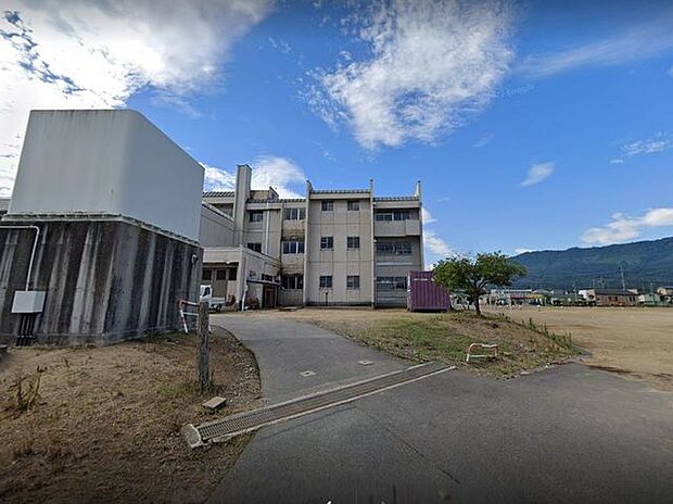 米沢市立第二中学校 徒歩7分。 560m
