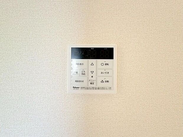 自動湯張り・追い焚き・保温機能(セミオートタイプ)など便利な機能が付いた浴室。