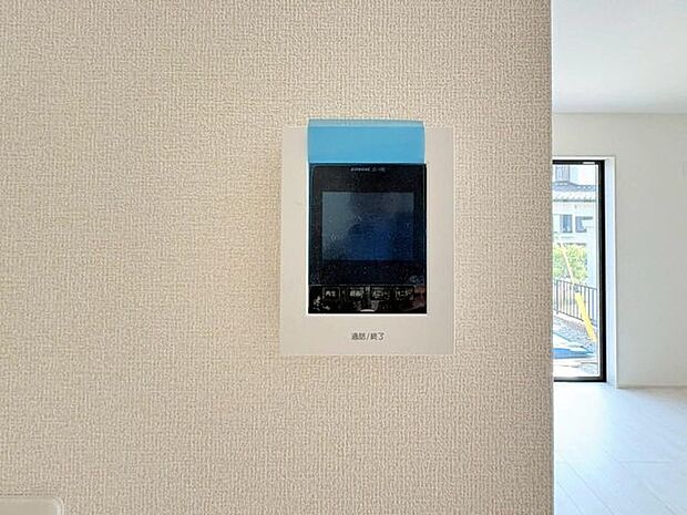 映像と音声で玄関先の様子をチェックできるモニター付インターホン。(同仕様)