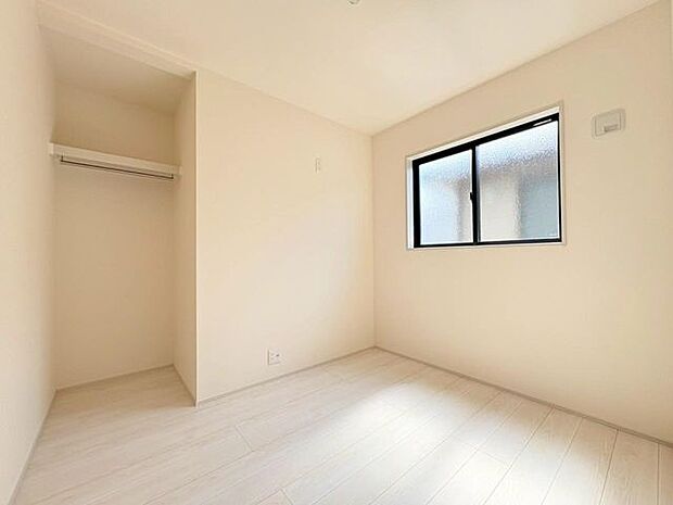 窓は断熱性に優れた「複層ガラス」を使用。結露しにくく寒さに強いのが特徴です。(同仕様)