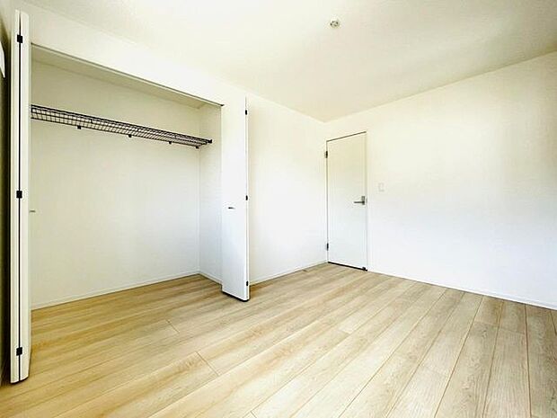 各部屋にクローゼットが付いているので整理整頓も安心。空間を有効に広く使うことができますね。(同仕様)