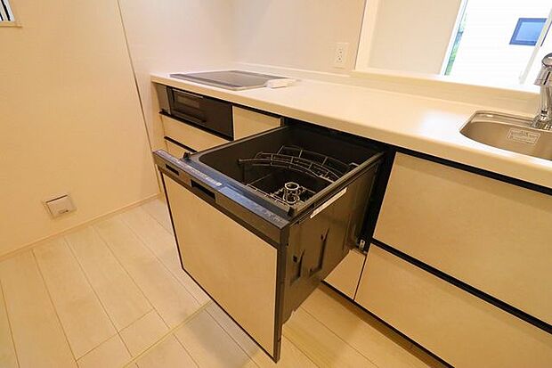 ボタンで簡単操作!家事の時短に便利な食器洗乾燥機を標準装備。
