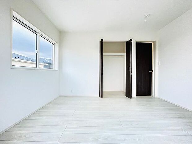 洋室や各部屋に断熱性に優れた「ペアガラス」を使用。福島の寒い冬も暖かく過ごせます。(同仕様)