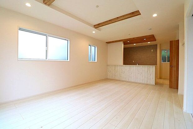 リビングは家族みんなが集まり、普段の何気ない出来事も気軽に話せる明るい空間です。