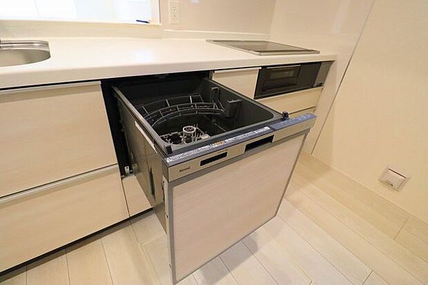 ボタンで簡単操作!家事の時短に便利な食器洗乾燥機を標準装備。