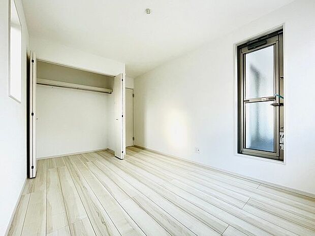 各部屋にクローゼットが付いているので整理整頓も安心。空間を有効に広く使うことができますね。(同仕様)