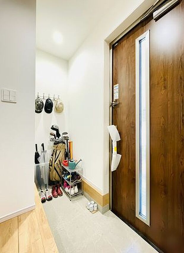 靴やアウトドア用品をすっきり収納できる、便利な玄関横の土間収納(同仕様)