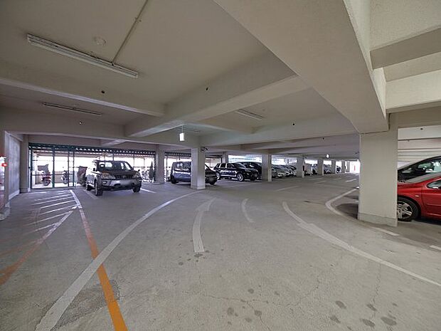 ■【Common　area　-　Parking　lot】こちらは駐車場になります。