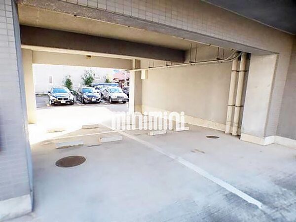 画像14:屋根付きの駐車場です