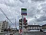 周辺：コンビニ「ファミリーマートまで600m」