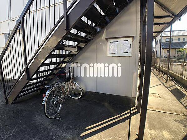 画像9:階段下に自転車が置けます