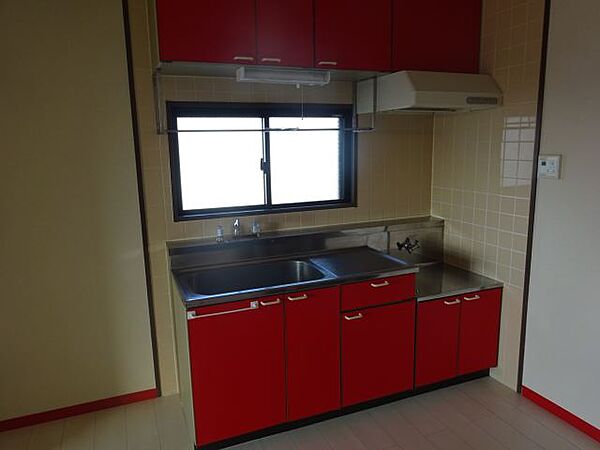 画像5:赤色の可愛らしいキッチンです。