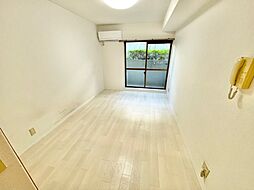 メゾン・ド・スクワール 1階ワンルームのリビング/ダイニング