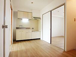 ブランシュ東海通 4階2DKのリビング/ダイニング