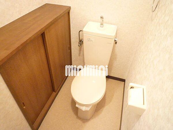 画像8:トイレには収納も付いてます。