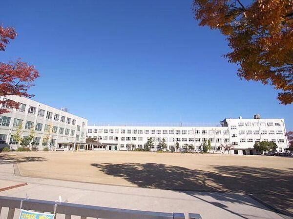 画像19:小学校「名古屋市立名東小学校まで815m」