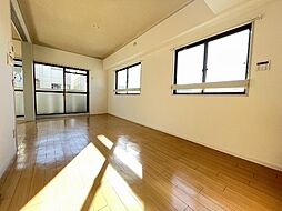 ペアシティーI 4階2LDKのリビング/ダイニング