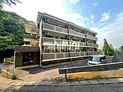 本宿駅より徒歩16分 築25年7ヶ月 3階建の賃貸物件